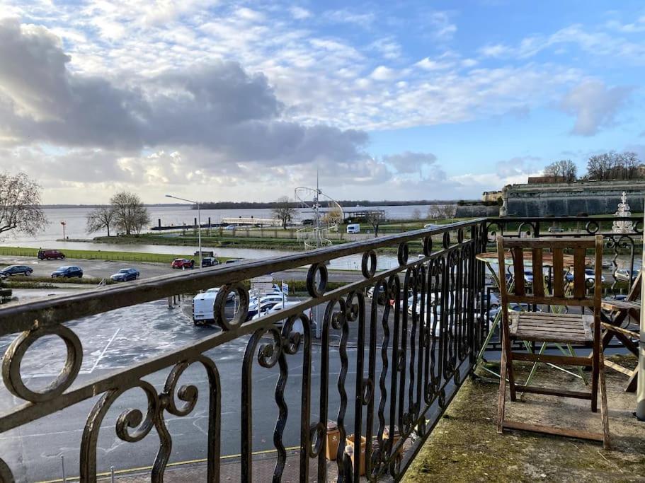 - Le Saugeron - Lägenhet Blaye Exteriör bild